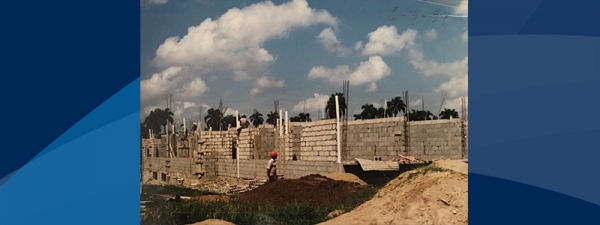 Inicio de construcci&oacute;n de IEM, Moca, 1987.